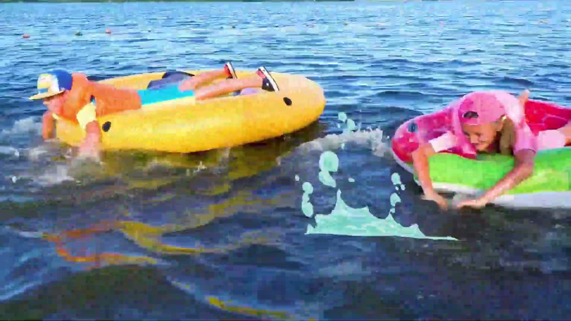 Entertain Video: Joyful life at the beach