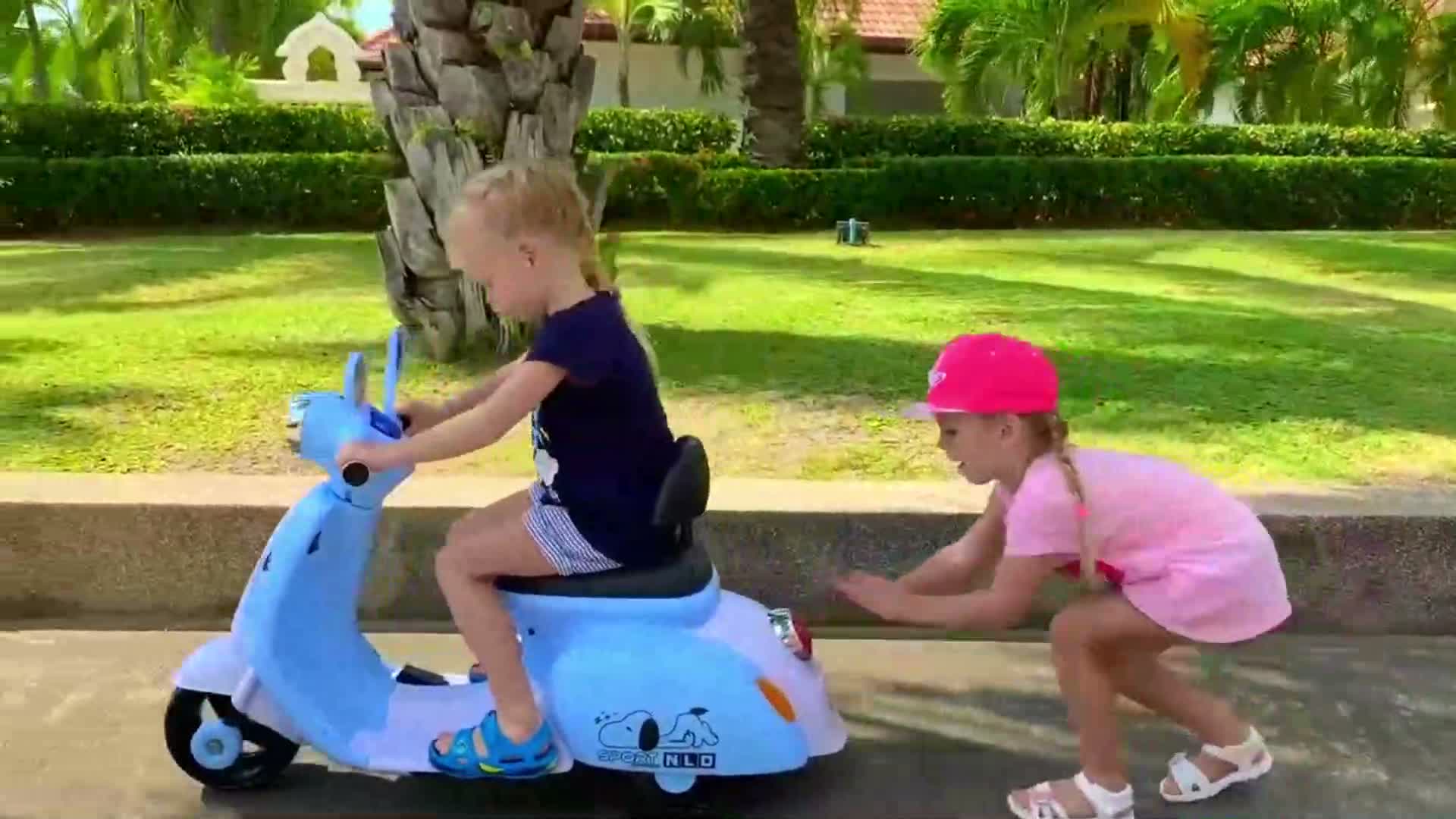 Playtime Video: Friendship of driving together